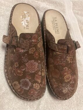 La Plume Brown Floral Slip-On Clogs with Adjustable Buckle